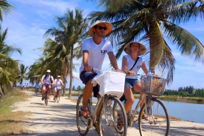 Du khách tham quan các làng quê Quảng Nam bằng xe đạp. (Ảnh: ĐÌNH TĂNG)