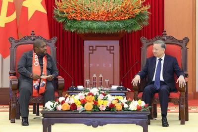 Tổng Bí thư Tô Lâm tiếp Tổng Thư ký Đảng Mặt trận giải phóng Mozambique (FRELIMO) Chakil Felizardo Aboobacar. (Ảnh: TTXVN)