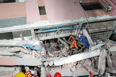 Lực lượng tìm kiếm và cứu nạn làm việc tại Mandalay, Myanmar, ngày 30/3/2025. (Ảnh: Tân Hoa xã)