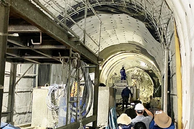 Các đơn vị thi công ngành đường sắt nỗ lực khắc phục sự cố sạt lở hầm đường sắt Chí Thạnh trên địa bàn huyện Tuy An (Phú Yên).