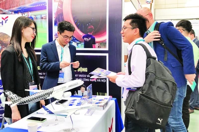 Các doanh nghiệp gặp gỡ, trao đổi cơ hội hợp tác tại Hội chợ triển lãm quốc tế Mạng lưới cao cấp sản xuất, cung ứng, tiêu dùng bền vững lĩnh vực công nghiệp hàng không.