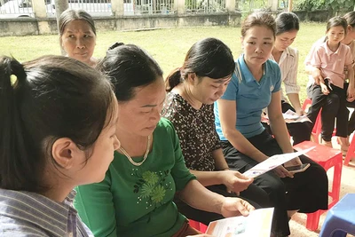 Cán bộ Trạm Y tế xã Sơn Phú (huyện Na Hang, tỉnh Tuyên Quang) tuyên truyền về dinh dưỡng và Tuần lễ làm mẹ an toàn cho người dân.