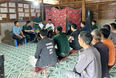 Cán bộ, chiến sĩ Đồn Biên phòng cùng cán bộ xã Nậm Kè vận động người dân bản Huổi Khon 2 hưởng ứng phong trào thi đua “Không cho đất nghỉ” do Huyện ủy Mường Nhé phát động.