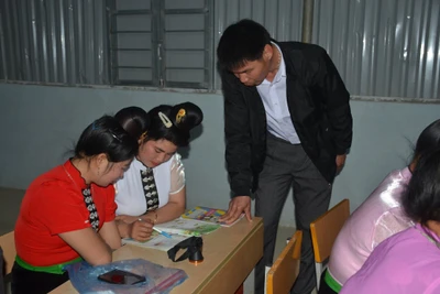 Lớp học xóa mù chữ tại bản Na Cai-Na Ản, xã Luân Giói, huyện Điện Biên Đông.