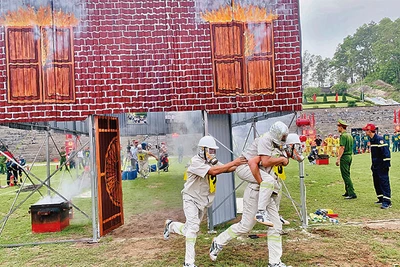 Thi nghiệp vụ chữa cháy và cứu nạn, cứu hộ “Tổ liên gia an toàn phòng cháy, chữa cháy” tại huyện Thủy Nguyên.