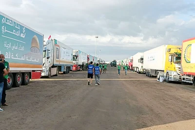 Xe chở hàng cứu trợ xếp hàng ở cửa khẩu Rafah để chờ vào Gaza.