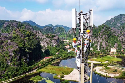 Nhân viên kỹ thuật của Viettel lắp đặt trạm thu phát di động (BTS) 4G.