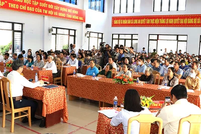 Lãnh đạo tỉnh Đồng Nai đối thoại với người dân trong diện thu hồi đất để thực hiện dự án đường giao thông kết nối sân bay Long Thành.