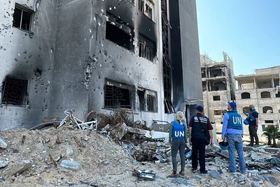 Nhân viên Liên hợp quốc đánh giá mức độ thiệt hại tại các cơ sở y tế bị phá hủy ở Gaza.