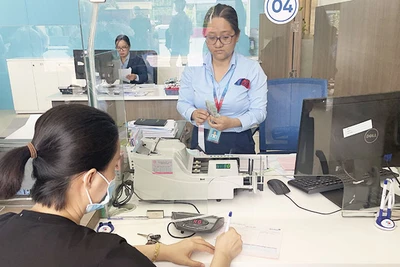 Khách hàng giao dịch tại chi nhánh ngân hàng VietinBank.