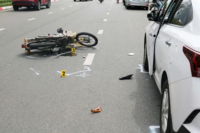 Hiện trường một vụ tai nạn giao thông xảy ra do người lái bất cẩn khi mở cửa xe ô-tô tại tỉnh Bà Rịa-Vũng Tàu. (Ảnh: THÀNH AN)