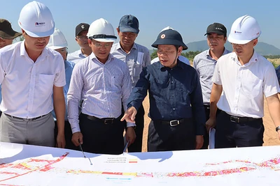 Lãnh đạo tỉnh Quảng Ngãi thường xuyên kiểm tra, gỡ vướng mặt bằng dự án đường cao tốc Quảng Ngãi-Hoài Nhơn. (Ảnh: HIỂN CỪ)