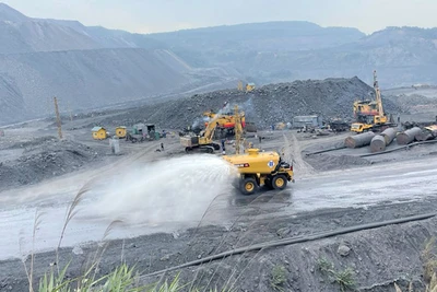 Xe tưới nước, dập bụi chuyên dụng lớn nhất Việt Nam được Công ty Than Hà Tu đầu tư phục vụ trên khai trường sản xuất.