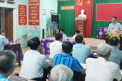 Một buổi sinh hoạt của Chi bộ thôn Hoàng Trung, xã Hồng Dương (huyện Thanh Oai) với sự tham dự của đồng chí Bí thư Huyện ủy.