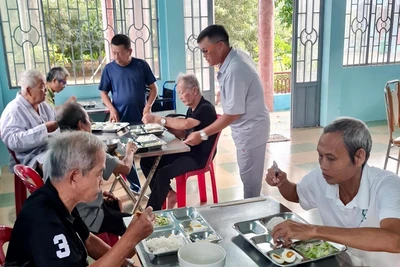 Bữa ăn tại Nhà dưỡng lão Đức Thọ (Sóc Trăng). (Ảnh: DƯƠNG GIANG)