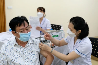 Bộ Y tế yêu cầu các địa phương thực hiện tiêm vắc-xin phòng Covid-19 đầy đủ, đúng liều để ngăn sự lây lan dịch bệnh cũng như giảm nguy cơ tăng nặng, nhập viện.