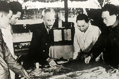 Tháng 12/1953, Trung ương Đảng và Chủ tịch Hồ Chí Minh quyết định mở mặt trận có tính chất chiến lược nhằm tiêu diệt tập đoàn cứ điểm của quân viễn chinh tinh nhuệ Pháp ở Điện Biên Phủ. (Ảnh tư liệu)