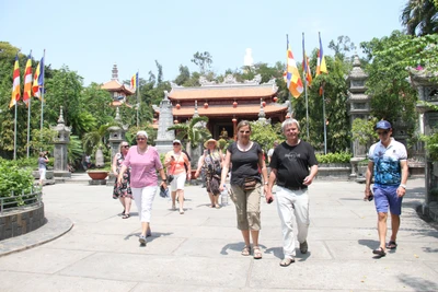Du khách quốc tế tham quan chùa Long Sơn, TP Nha Trang, tỉnh Khánh Hòa. (Ảnh: XUÂN THÀNH)