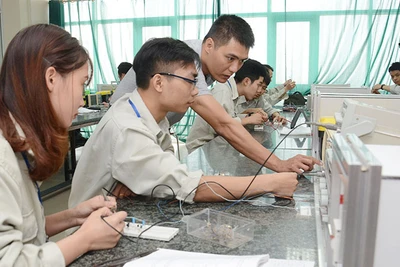 Sinh viên Khoa Điện tử (Trường đại học Công nghiệp Hà Nội) trong giờ học.