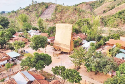 Nhà rông của người Ba Na tại Làng du lịch cộng đồng Kon K’Tu, thành phố Kon Tum. 