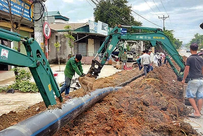 Thi công mạng lưới nước sạch tại huyện Ba Vì. (Ảnh: KIM NHUỆ)