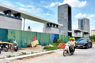 Sau nhiều lần thay đổi tiến độ, cổng vào công viên CV1 vẫn bịt tôn.