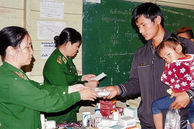 Lực lượng quân y khám bệnh, phát thuốc cho người dân khu vực biên giới.