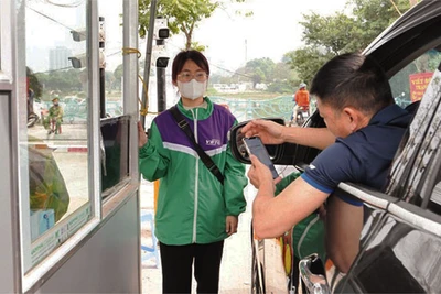 Việc tổ chức trông giữ xe không dùng tiền mặt đã được thực hiện tại phủ Tây Hồ trong dịp Tết Nguyên đán 2024.