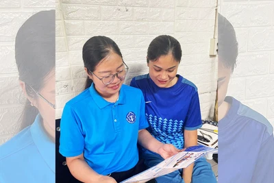 Cán bộ Bảo hiểm xã hội huyện A Lưới (tỉnh Thừa Thiên Huế) tuyên truyền chính sách đến người dân.