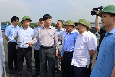 Đồng chí Nguyễn Anh Tuấn (thứ hai từ phải qua) thăm, kiểm tra tiến độ dự án đường 285B.