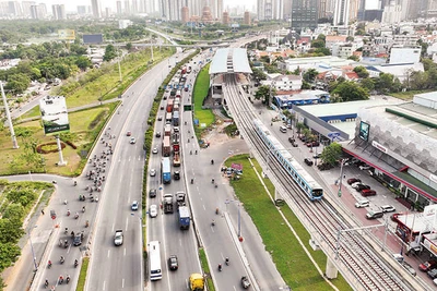 Tuyến Metro số 1 Bến Thành-Suối Tiên đưa vào khai thác, vận hành cuối năm 2023, đầu năm 2024 được kỳ vọng sẽ góp phần giải quyết ách tắc giao thông khu vực phía đông thành phố. (Ảnh: THẾ ANH)