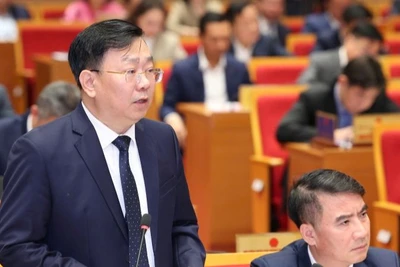 Giám đốc Sở Xây dựng Hà Nội Võ Nguyên Phong trả lời một số nội dung Hội đồng nhân dân thành phố tái chất vấn.