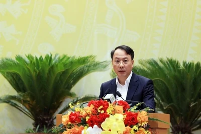 Giám đốc Sở Nội vụ Hà Nội Trần Đình Cảnh làm rõ các nội dung đại biểu Hội đồng nhân dân thành phố quan tâm. 