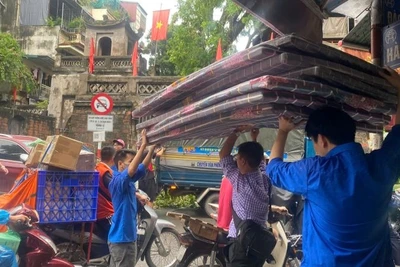 Thanh niên quận Hoàn Kiếm hỗ trợ người dân di dời khỏi khu vực bị ảnh hưởng bởi bão lũ.