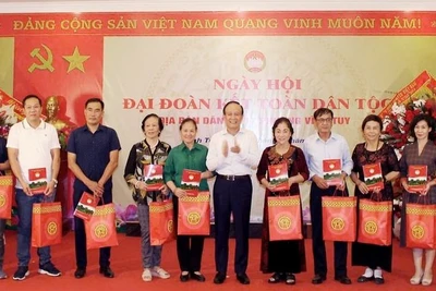 Đồng chí Nguyễn Ngọc Tuấn, Chủ tịch Hội đồng nhân dân thành phố tặng quà gia đình văn hóa tiêu biểu tại Ngày hội Đại đoàn kết của địa bàn dân cư số 17, phường Vĩnh Tuy. (Ảnh: ĐH)