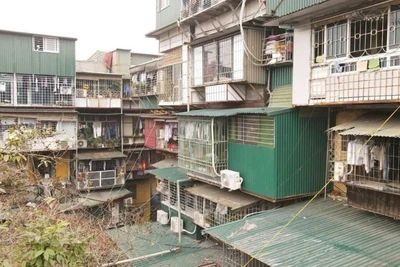 Khu tập thể Nghĩa Tân bị "bao vây" bởi chuồng cọp. (Ảnh: Hà Trần)