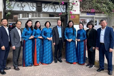 Đoàn công tác chụp hình lưu niệm với Đại sứ Nguyễn Huy Dũng tại Đại sứ quán Việt Nam ở Cairo.