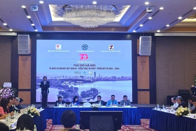 Chủ tịch Hội Quy hoạch phát triển đô thị Việt Nam Trần Ngọc Chính phát biểu tại hội thảo.