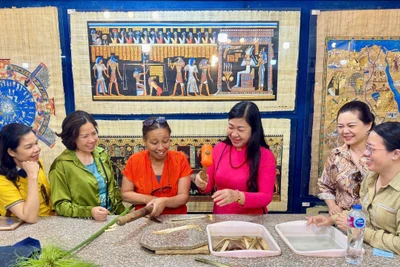 Đoàn công tác đối ngoại nhân dân thành phố Hà Nội tham quan các làng nghề thủ công truyền thống tại Ai Cập.