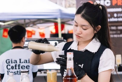 Barista sáng tạo, kể nên câu chuyện cà-phê tại Gia Lai Coffee Festival 2025.