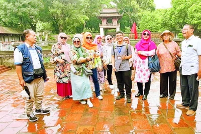 Khách du lịch Hồi giáo thăm di tích Văn Miếu - Quốc Tử Giám. (Ảnh HOÀI NAM)