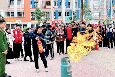 Học sinh Trường trung học cơ sở Ngọc Hồi được trang bị kỹ năng phòng chống cháy nổ.