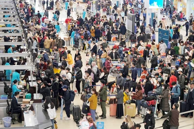 Hành khách làm thủ tục hàng không trước chuyến bay tại sân bay Nội Bài dịp Tết Nguyên đán Quý Mão 2023.
