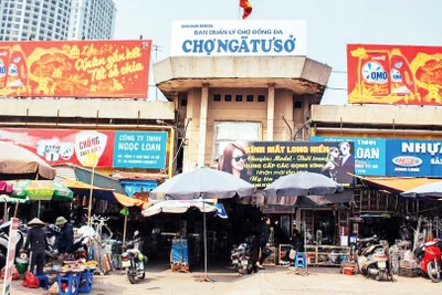 Chợ Ngã Tư Sở (quận Ðống Ða) xuống cấp đã nhiều năm nhưng vẫn chưa được xây dựng lại.