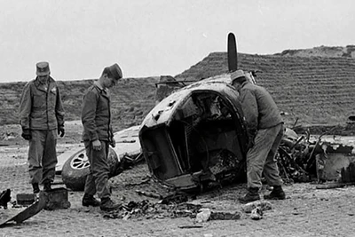 Máy bay Pháp bị phá hủy trong trận tập kích sân bay Cát Bi, Hải Phòng. (Ảnh tư liệu)