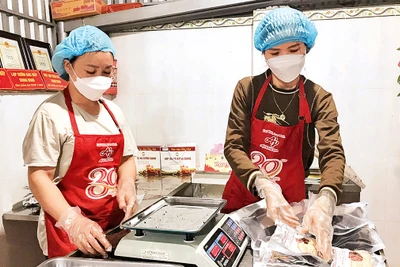 Ðóng gói sản phẩm tại Hợp tác xã Dương Quang, thành phố Bắc Kạn. 