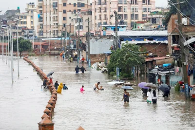 Nhiều khu vực ở thủ đô Kathmandu của Nepal ngập sâu. (Ảnh REUTERS)