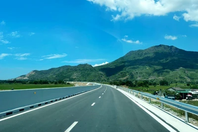 Nhiều đoạn tuyến cao tốc bắc-nam đã đưa vào khai thác nhưng vẫn chưa được đầu tư xây dựng trạm dừng nghỉ.