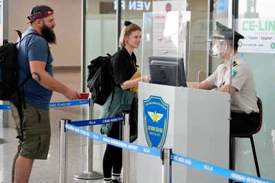 Khách du lịch quốc tế đến Việt Nam qua sân bay quốc tế Nội Bài (Hà Nội).