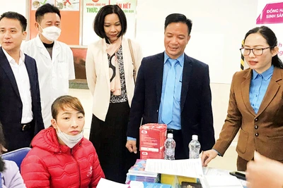 Lãnh đạo Liên đoàn Lao động tỉnh tìm hiểu tâm tư, nguyện vọng của công nhân tại Khu công nghiệp Ðiềm Thụy.